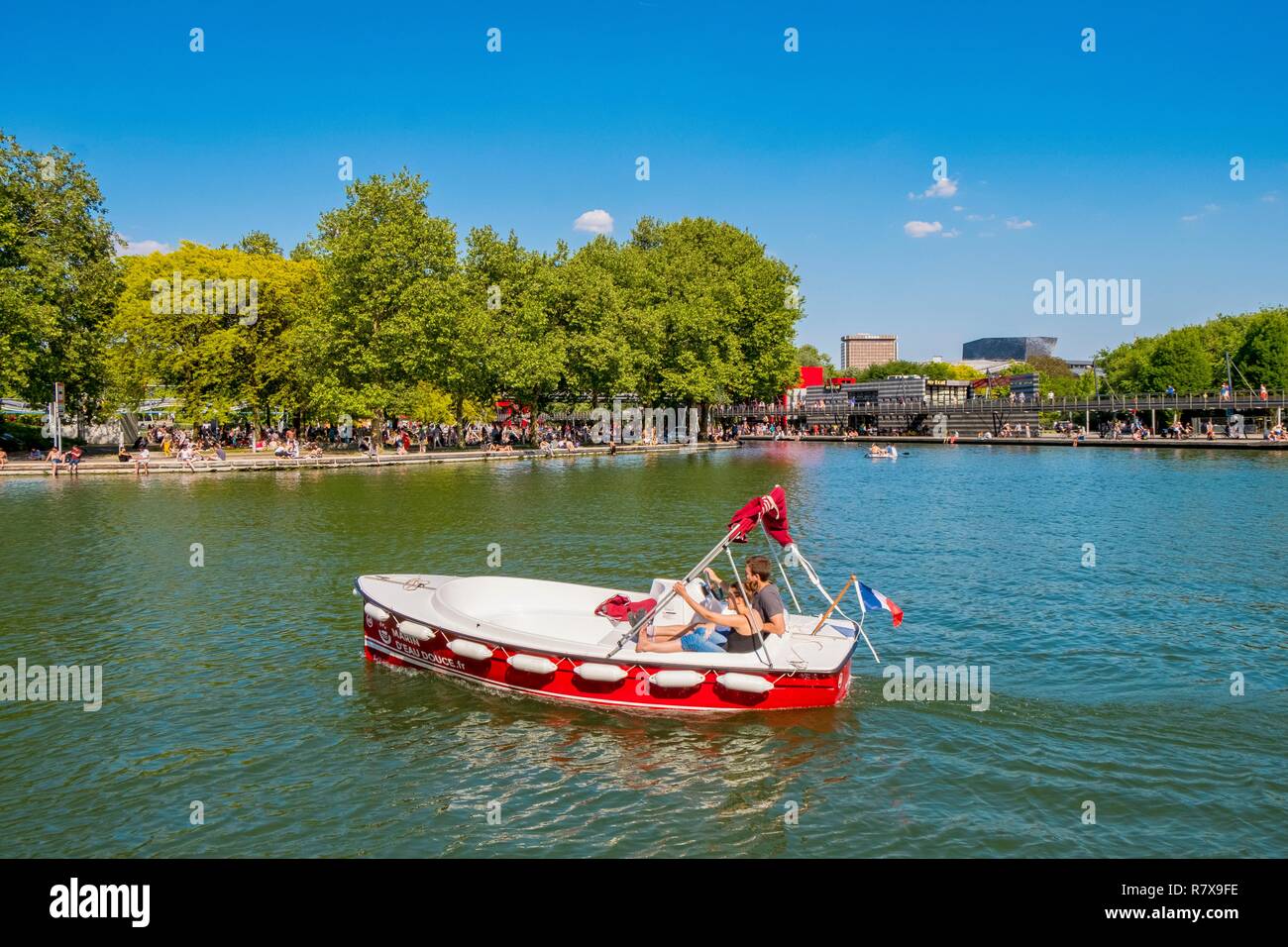 France, Paris, Parc de la Villette, La Villette Bassin, bateau de location Banque D'Images