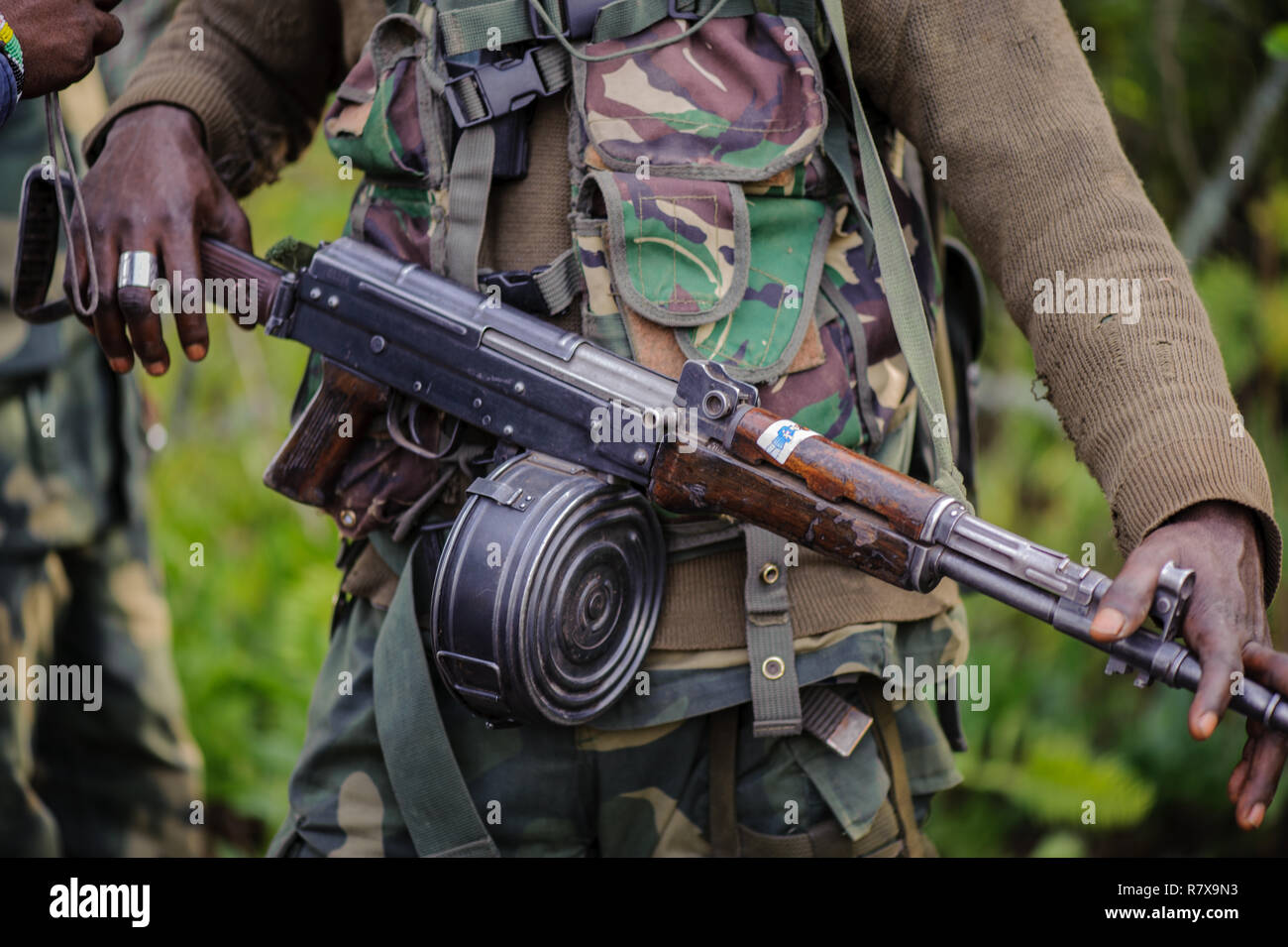 Les soldats de l'armée nationale de la RDC, armés de Kalachnikov AK-47 dans le Parc National des Virunga, au Nord Kivu, République démocratique du Congo Banque D'Images