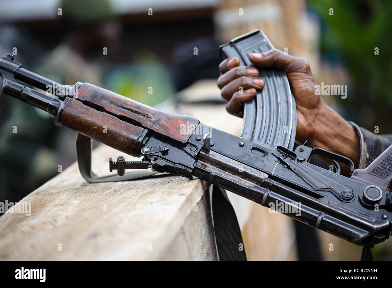 Les soldats de l'armée nationale de la RDC, armés de Kalachnikov AK-47 dans le Parc National des Virunga, au Nord Kivu, République démocratique du Congo Banque D'Images