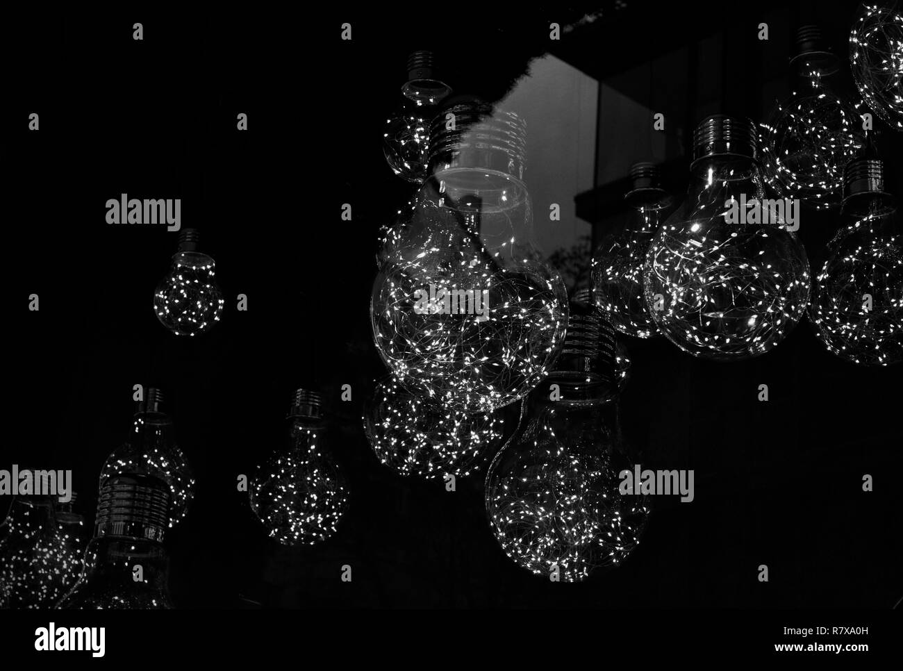 Design avec les ampoules d'éclairage à l'intérieur de Noël sur l'arrière-plan noir. Décoration design et décoration lumière avec les ampoules Banque D'Images
