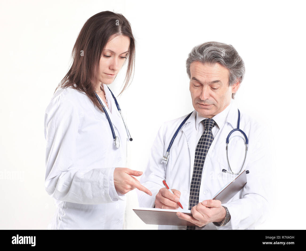 Deux médecins discuter du diagnostic du patient.isolé sur fond blanc Banque D'Images
