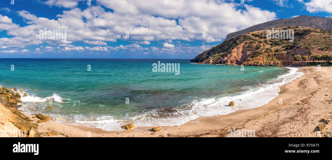 East Beach sur l'île de Crète avec azure de l'eau claire, la Grèce, l'Europe. Banque D'Images