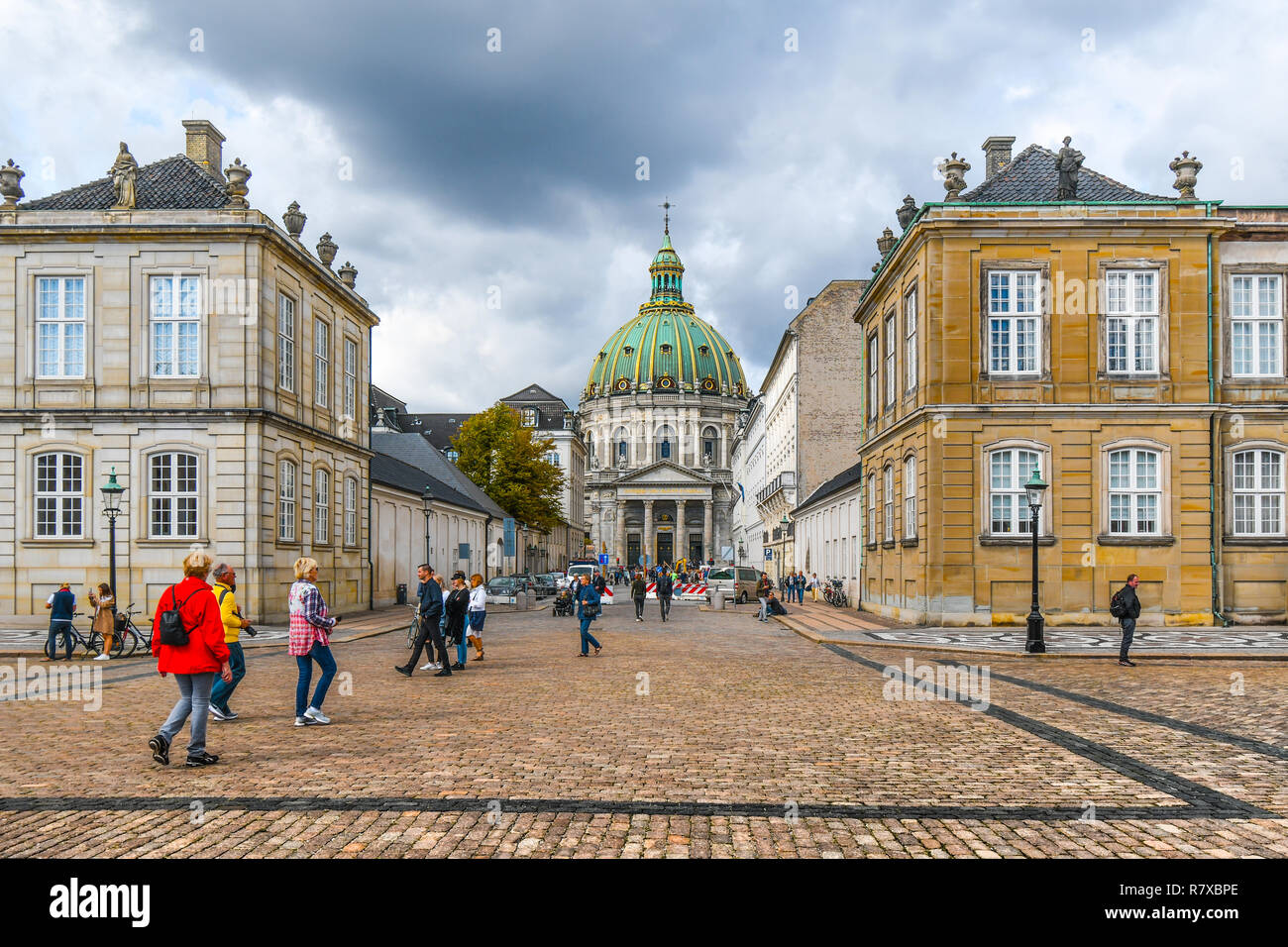 Les touristes visitent le palais d'Amalienborg square et prendre la direction de Frederik's Church, dans le centre de Copenhague, au Danemark. Banque D'Images