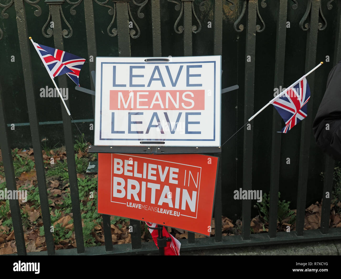 Vue sur des pancartes lors d'une manifestation pro-Brexit avec le slogan 'Quitter' désigne le congé Banque D'Images