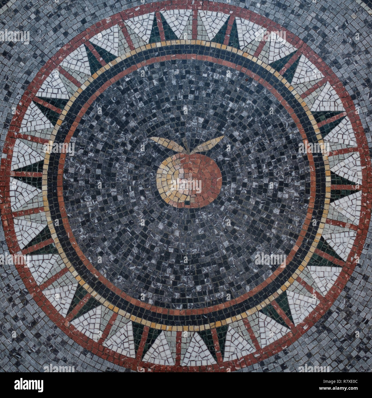 Mosaïque circulaire avec une pomme au centre. Misaic-de-chaussée. Conception de mosaïque. Banque D'Images