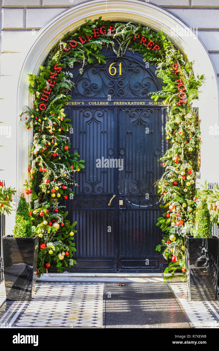 Queen's College Preparatory School porte d'entrée avec des décorations de Noël. La reine Elizabeth la reine mère a ouvert le collège à Portland Place Banque D'Images