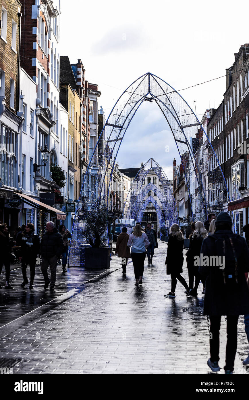 Visiteurs de South Molton Lane avec des lumières de Noël. Une chaussée mouillée par la pluie. L'hiver Banque D'Images