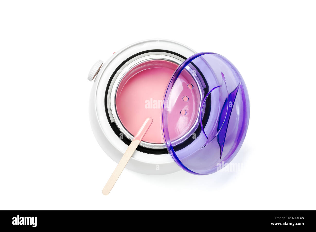 Close-up de bougies de cire avec la cire rose chaud et d'une spatule en bois. Banque D'Images