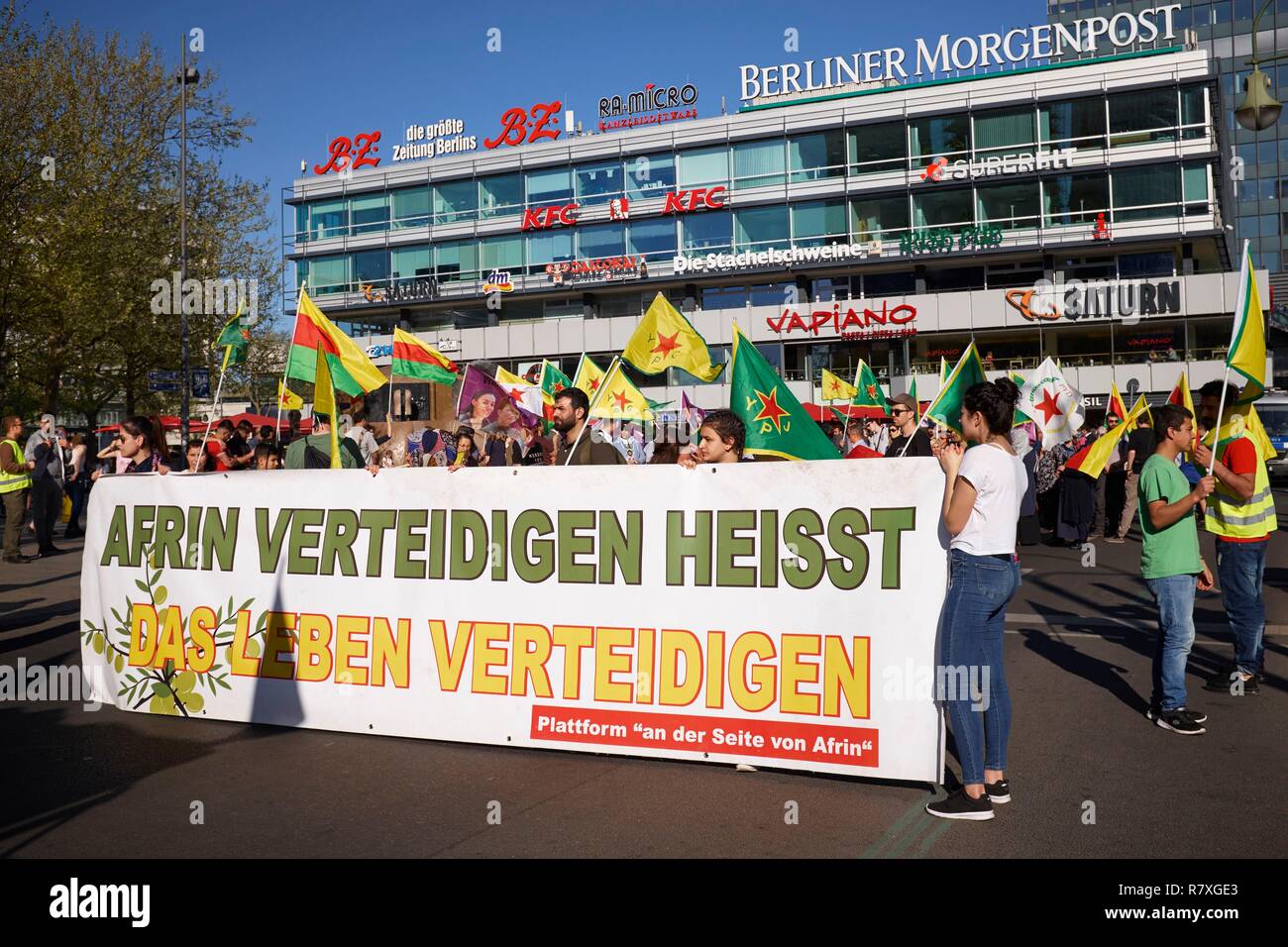 Allemagne, Berlin, Breitscheidplatz, manifestation pour l'autodétermination du peuple du Kurdistan Syrien, unités de protection du drapeau, Yekinneyen Parastina Gel, GPJ abstract Banque D'Images