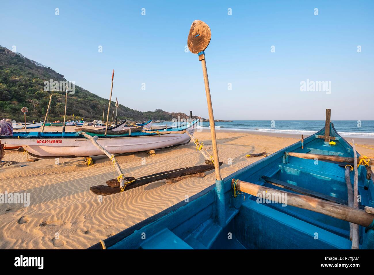 L'Inde, Goa, plage d'Agonda, bateaux de pêche traditionnels Banque D'Images
