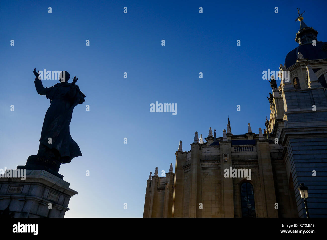 Le pape Jean-Paul II statue près de la cathédrale Almudena, Santa María la Real de la Almudena, Madrid, Espagne Banque D'Images