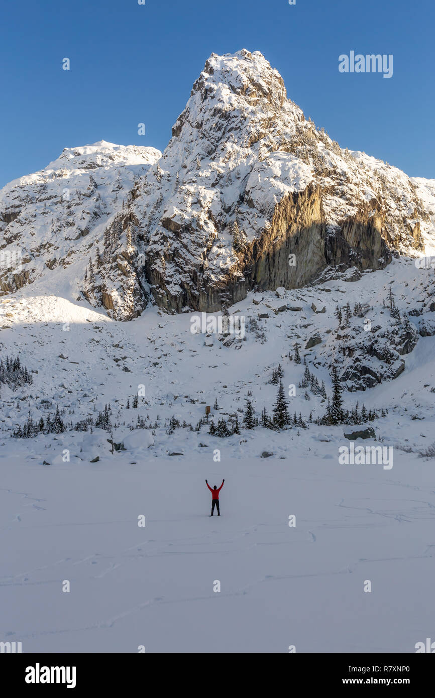 Homme aventureux profiter du beau paysage d'hiver du Canada au cours d'une journée ensoleillée. Pris dans Watersprite Lake, près de Squamish, au nord de Vancouv Banque D'Images