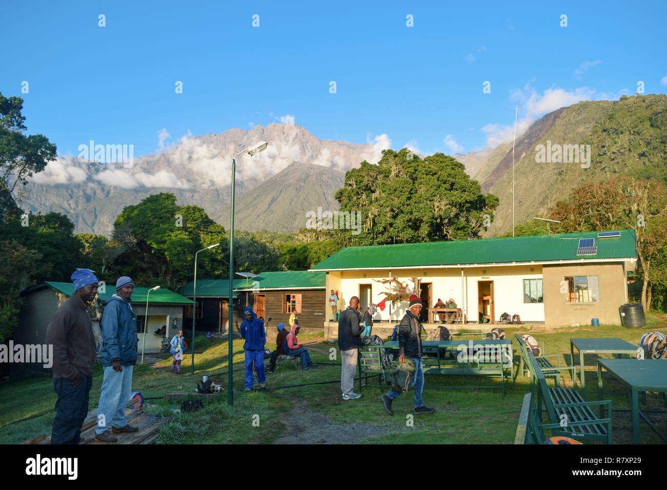 Miriakamba Hut contre le Mont Meru au Parc National d'Arusha, Tanzanie Banque D'Images