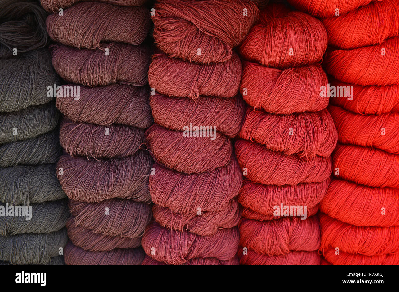 Fil de laine d'alpaga des balles pour la vente dans un marché d'art et d'artisanat à Cusco, Pérou. Banque D'Images