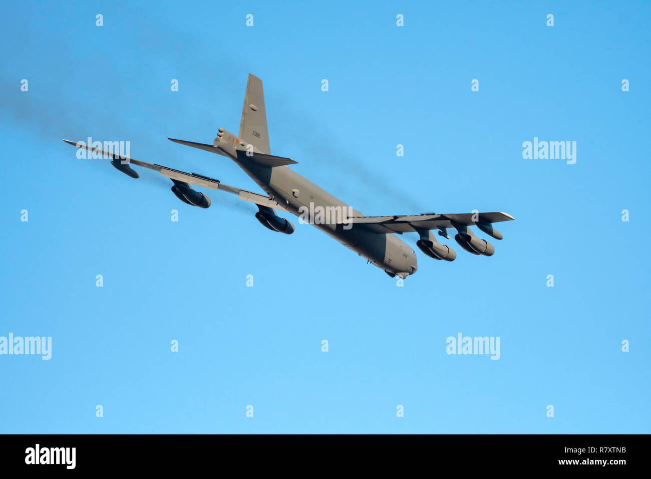 BOSSIER CITY, Louisiane, U.S.A.-déc. 4, 2018 : U.S. Air Force un bombardier B-52 se prépare à atterrir à base aérienne de Barksdale. Banque D'Images