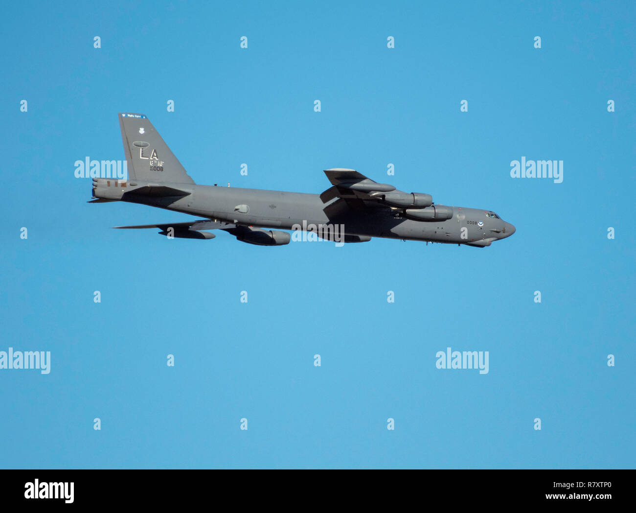 BOSSIER CITY, Louisiane, U.S.A.- 4 décembre 2018 : U.S. Air Force un bombardier B-52 se prépare à atterrir à base aérienne de Barksdale. Banque D'Images