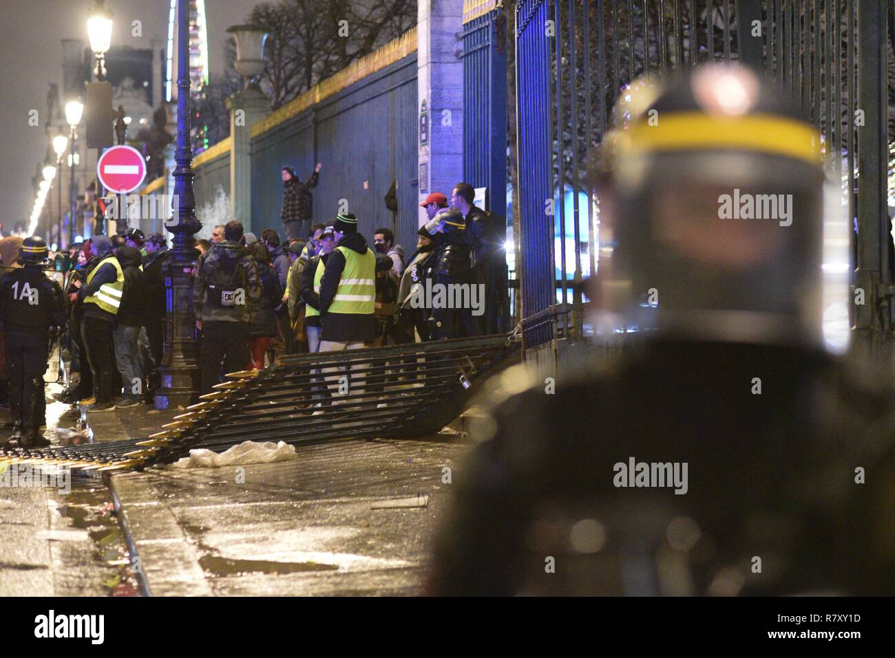 Décembre 01, 2018 - Paris, France : la police française montent la garde près d'une une section de la clôture de jardin des Tuileries qui a été prise par le gilet jaune protestataires. Un manifestant a été grièvement blessé à lorsque la clôture s'est effondré sur lui. Des gardent l'endroit ou les gilets jaunes ont fait tomber une grille du jardin des Tuileries, dont la chute a blesse grievement manifestant de l'ONU. *** FRANCE / PAS DE VENTES DE MÉDIAS FRANÇAIS *** Banque D'Images