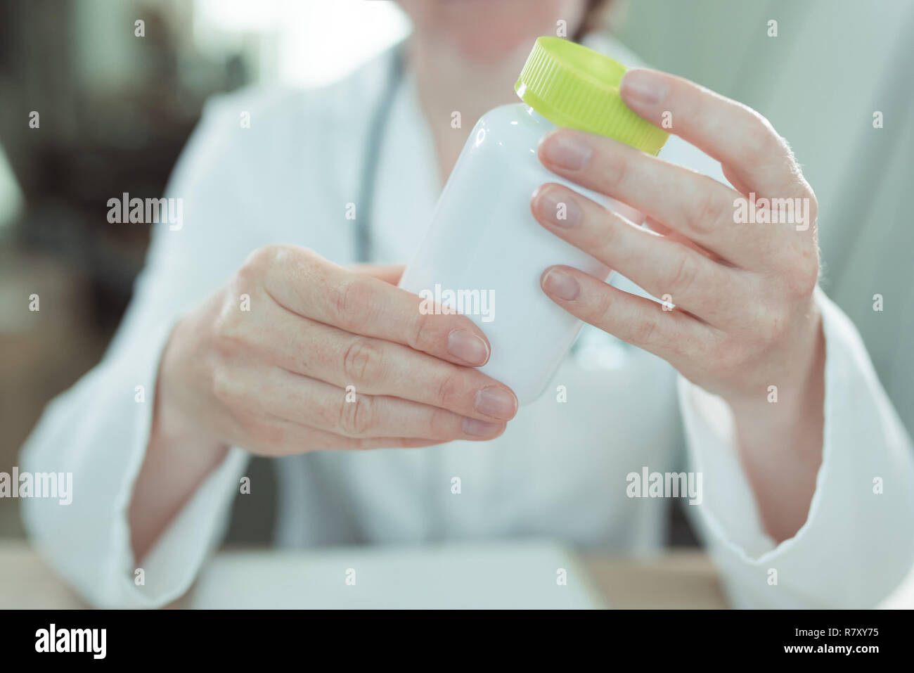 Médecin recommande des suppléments de vitamine, Close up of female généraliste tenant une bouteille de comprimés Banque D'Images