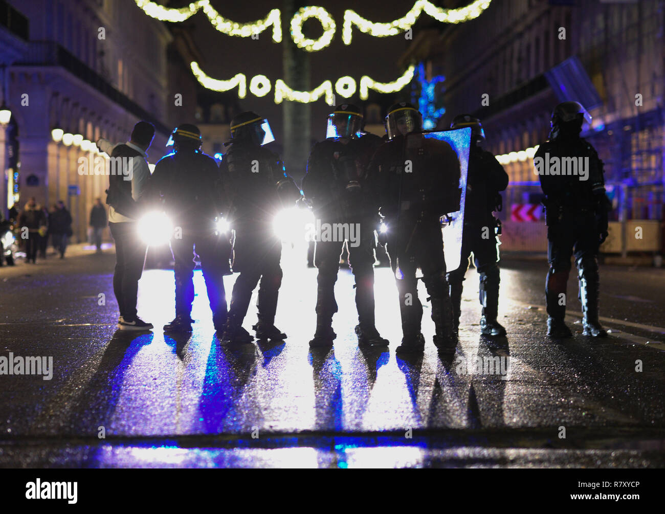 Décembre 01, 2018 - Paris, France : la police française montent la garde  près de la place Vendôme comme gilet jaune montrent des manifestants à  proximité. Des CRS en poste entre la