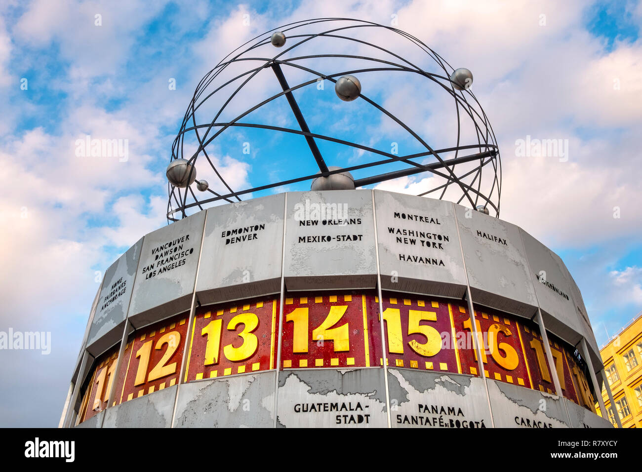 Berlin, Berlin - Allemagne / état 2018/07/24 Historique : la construction de l'Horloge universelle Urania - Weltzeituhr, à l'Alexanderplatz dans le quartier Mitte Banque D'Images