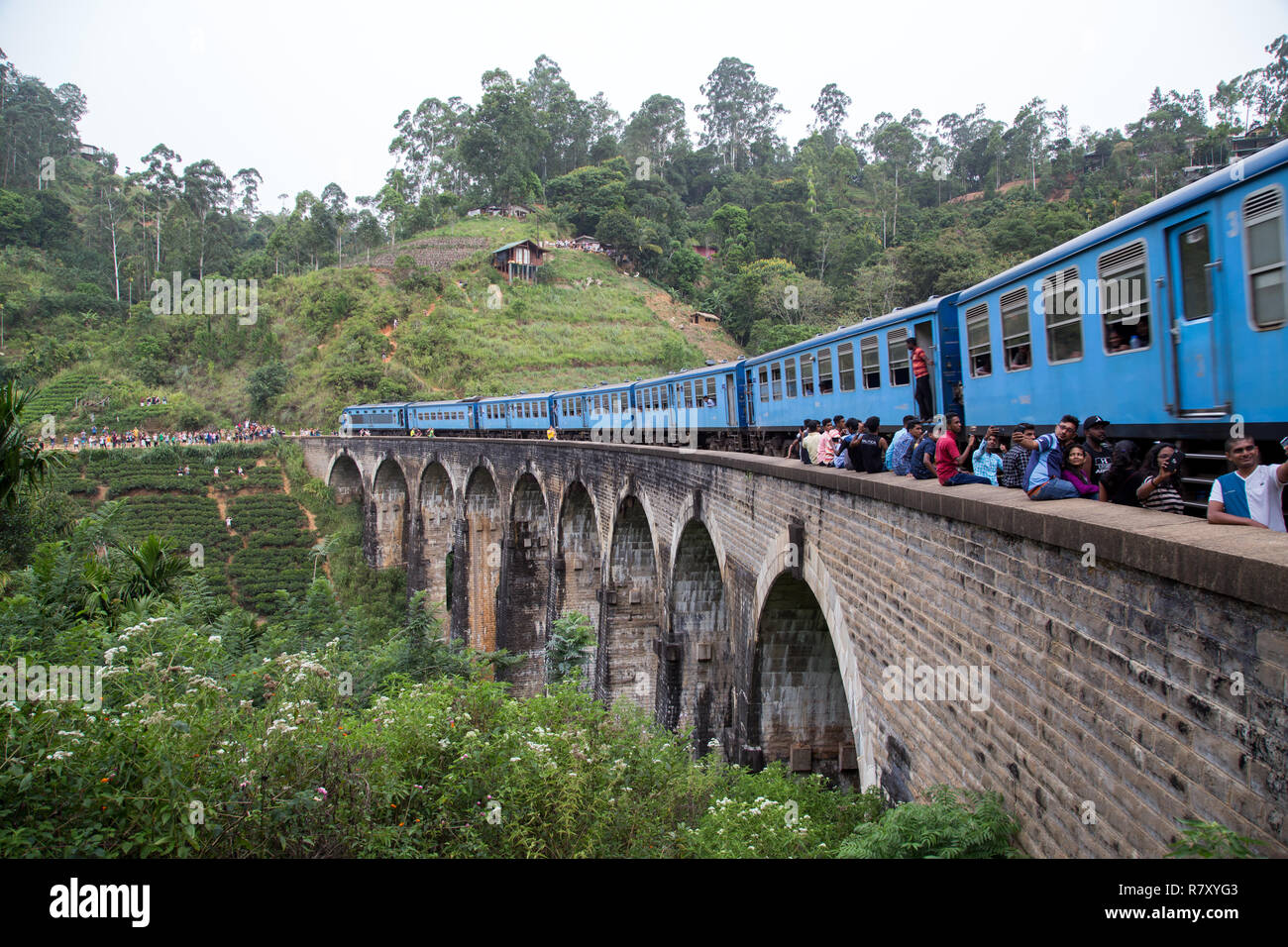 Demodara, Sri Lanka - 5 août 2018 : les gens à côté d'un passage à niveau train bleu le célèbre Pont Neuf Banque D'Images