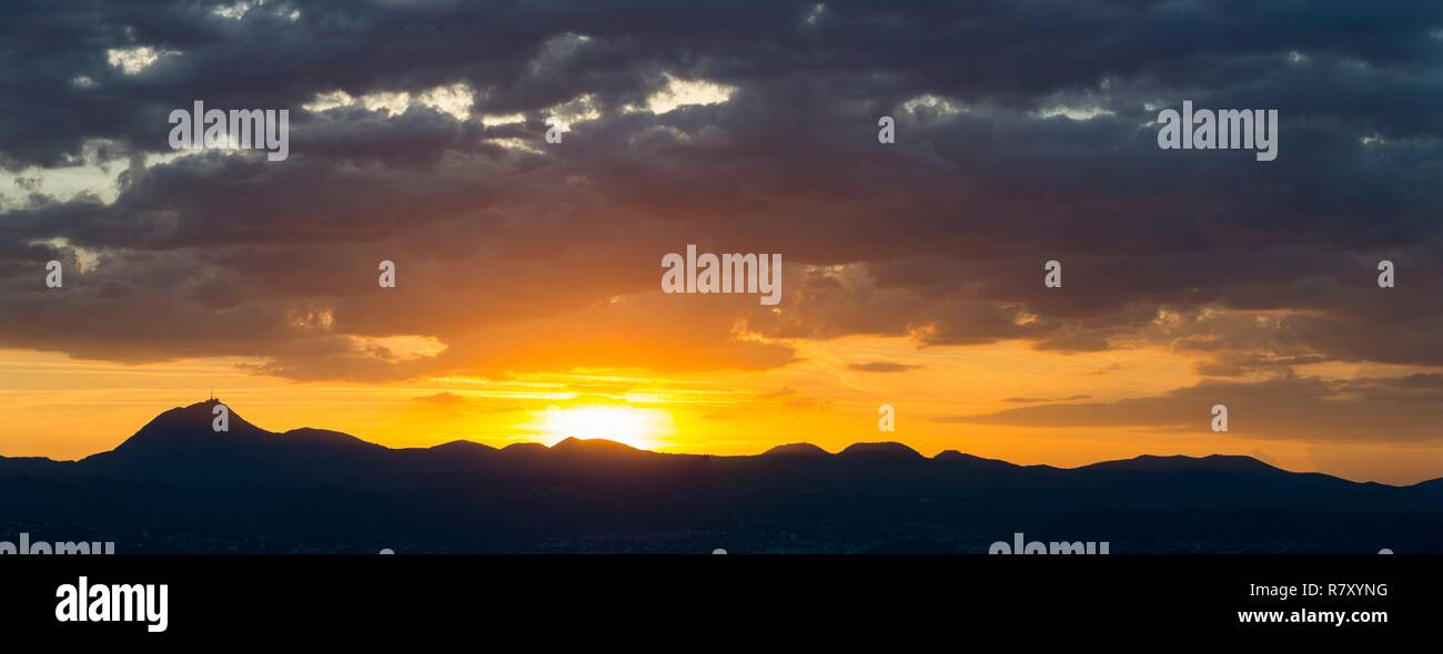 France, Puy de Dome, zone classée au Patrimoine Mondial de l'UNESCO,  Clermont-Ferrand, Parc Naturel Régional des Volcans d'Auvergne, coucher du  soleil est sur la Chaîne des Puys Photo Stock - Alamy
