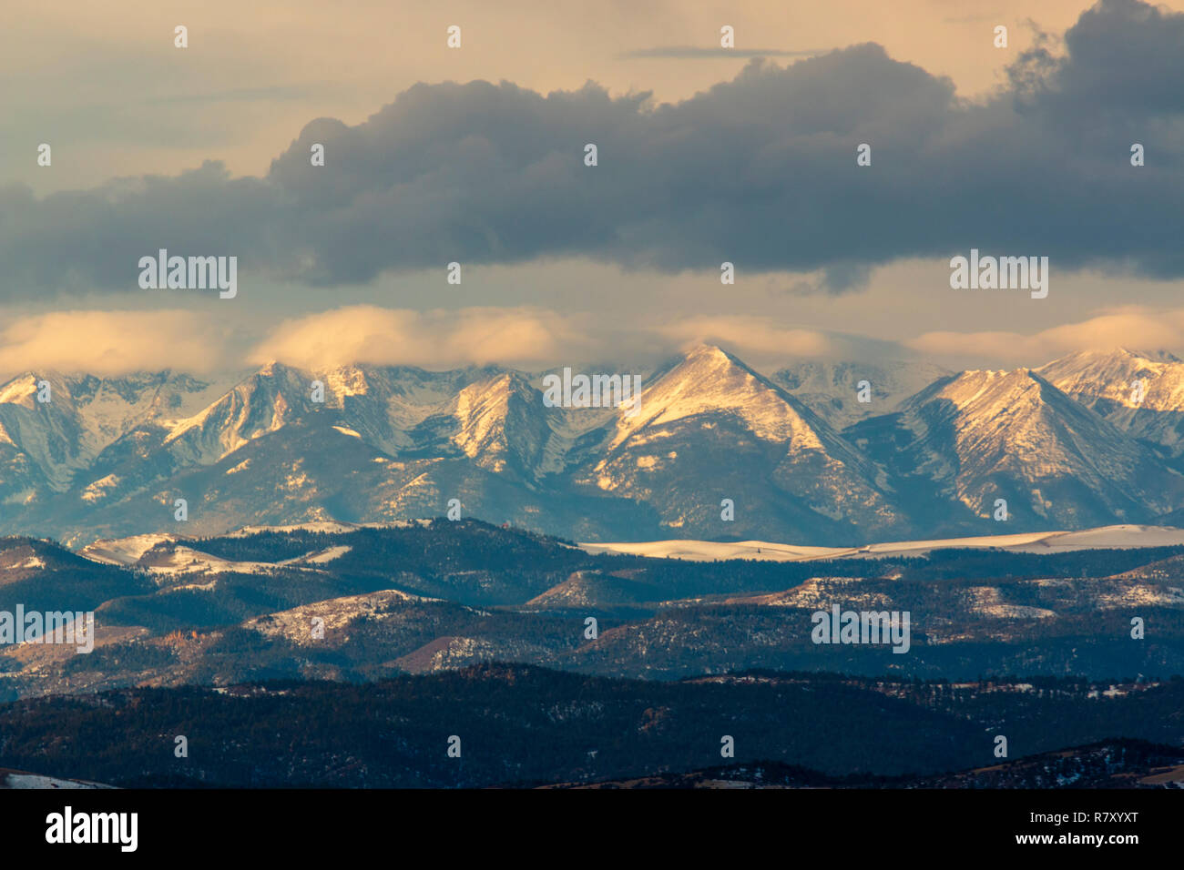 Les nuages de tempête sur le brassage de montagnes Sangre de Cristo du Colorado sur un beau matin d'hiver Banque D'Images
