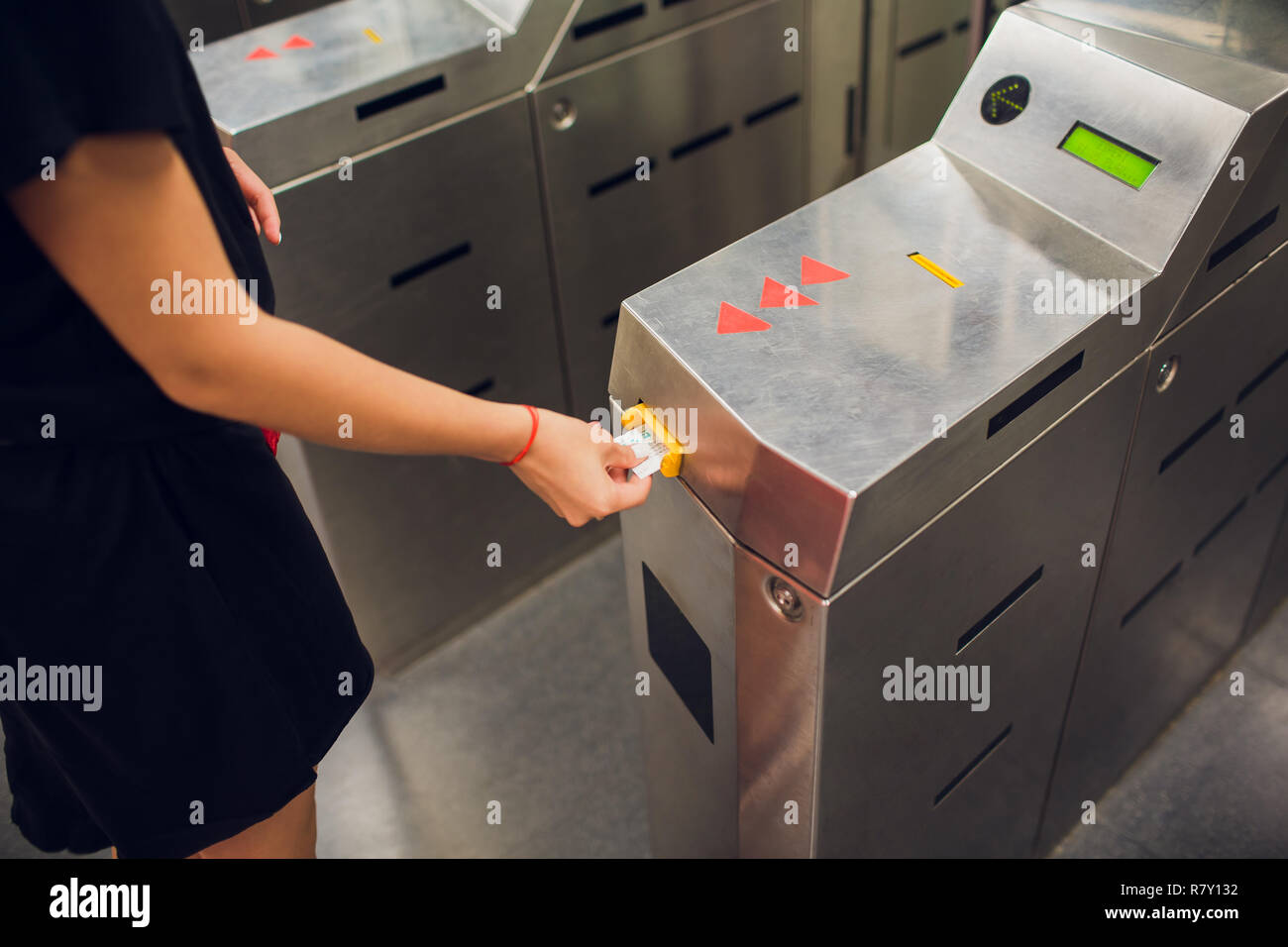 Femme Valider Dans La Validation De Billets A L Entree De Peripherique De La Machine A La Station De Metro En Espagnol Photo Stock Alamy