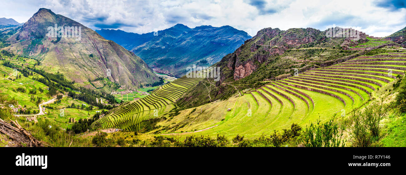 Vue panoramique sur les terrasses à chaque site archéologique inca Pisac en ruine, la Vallée Sacrée, Pérou Banque D'Images