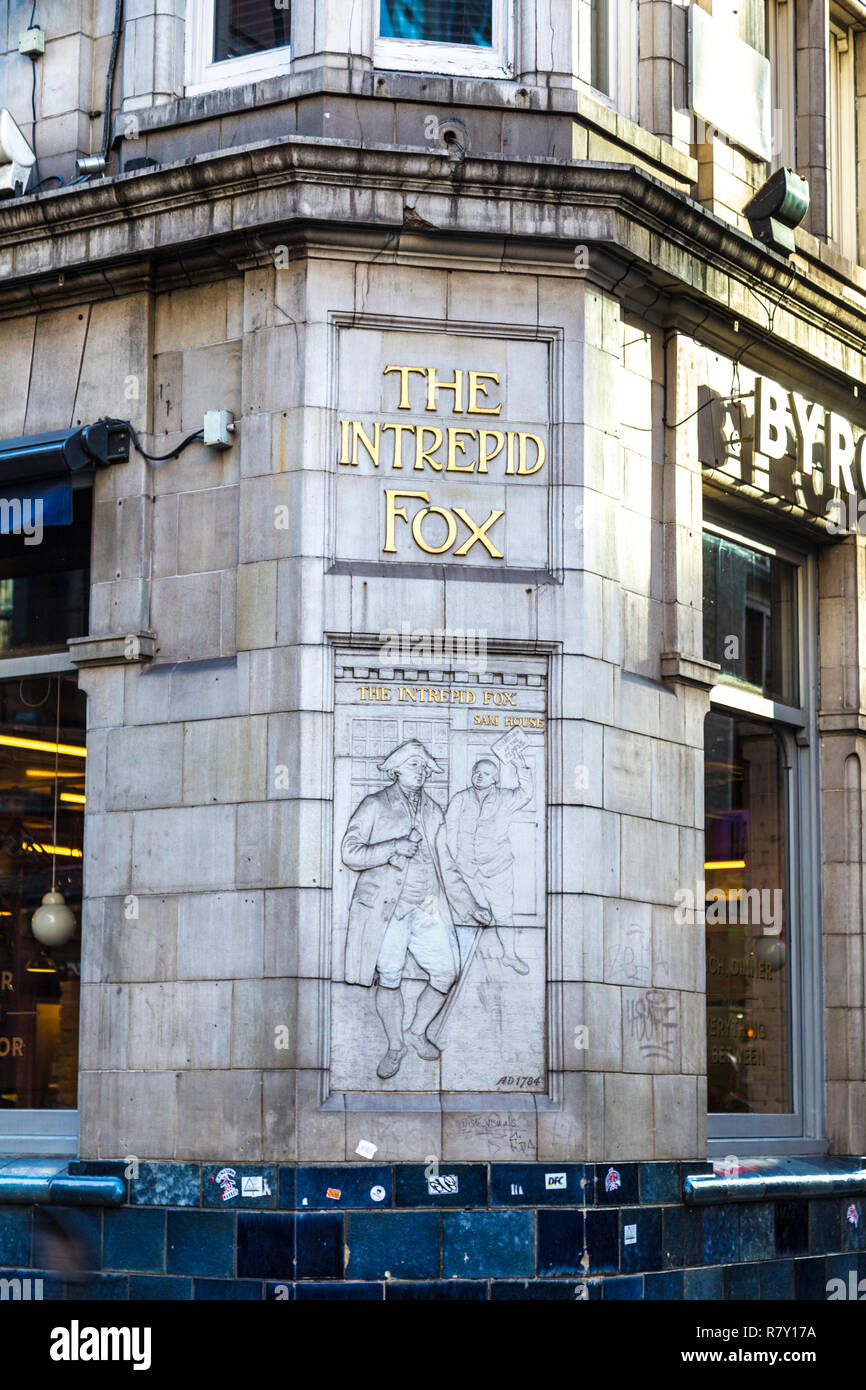 Après le pub maintenant fermé, le Intrepid Fox, le soulagement de la foi de Charles James Fox, Soho, Londres, est à gauche Banque D'Images