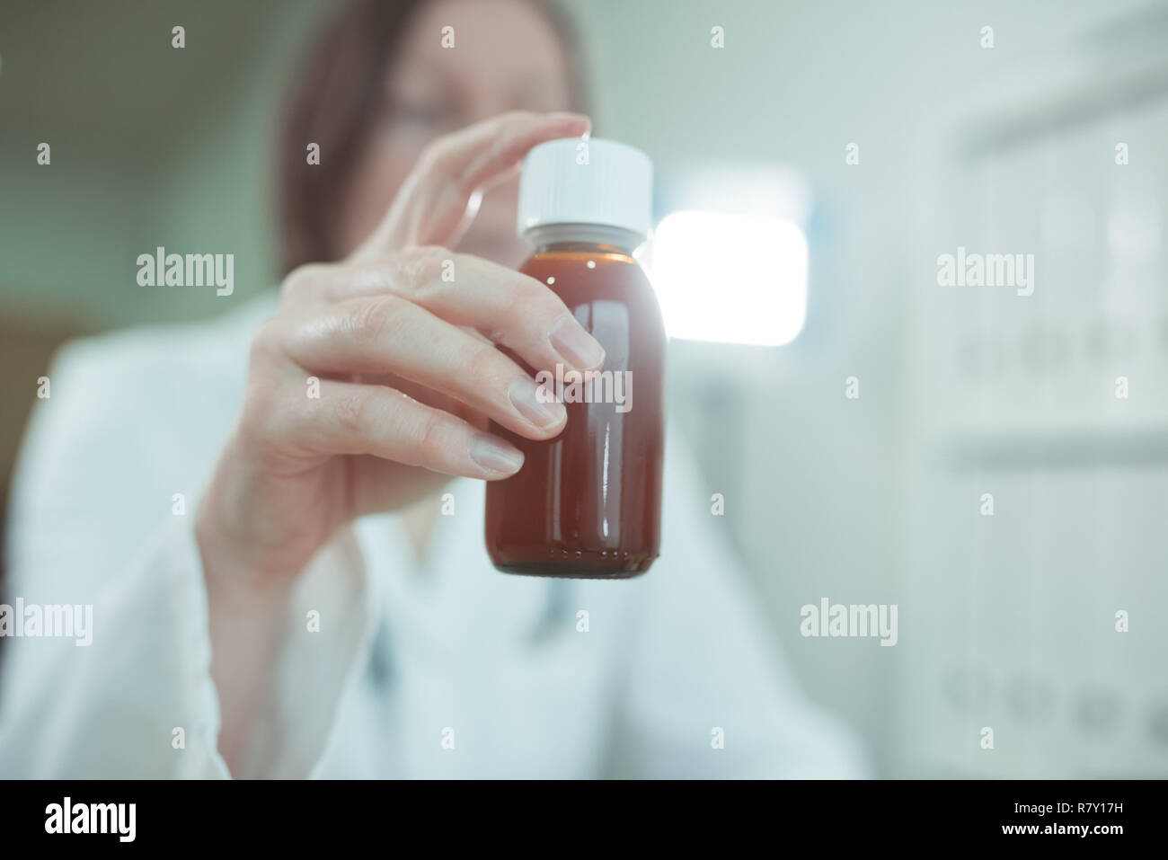 Pédiatre recommande le sirop de paracétamol pour le traitement médical des patients en pédiatrie bébé bureau médical, selective focus Banque D'Images