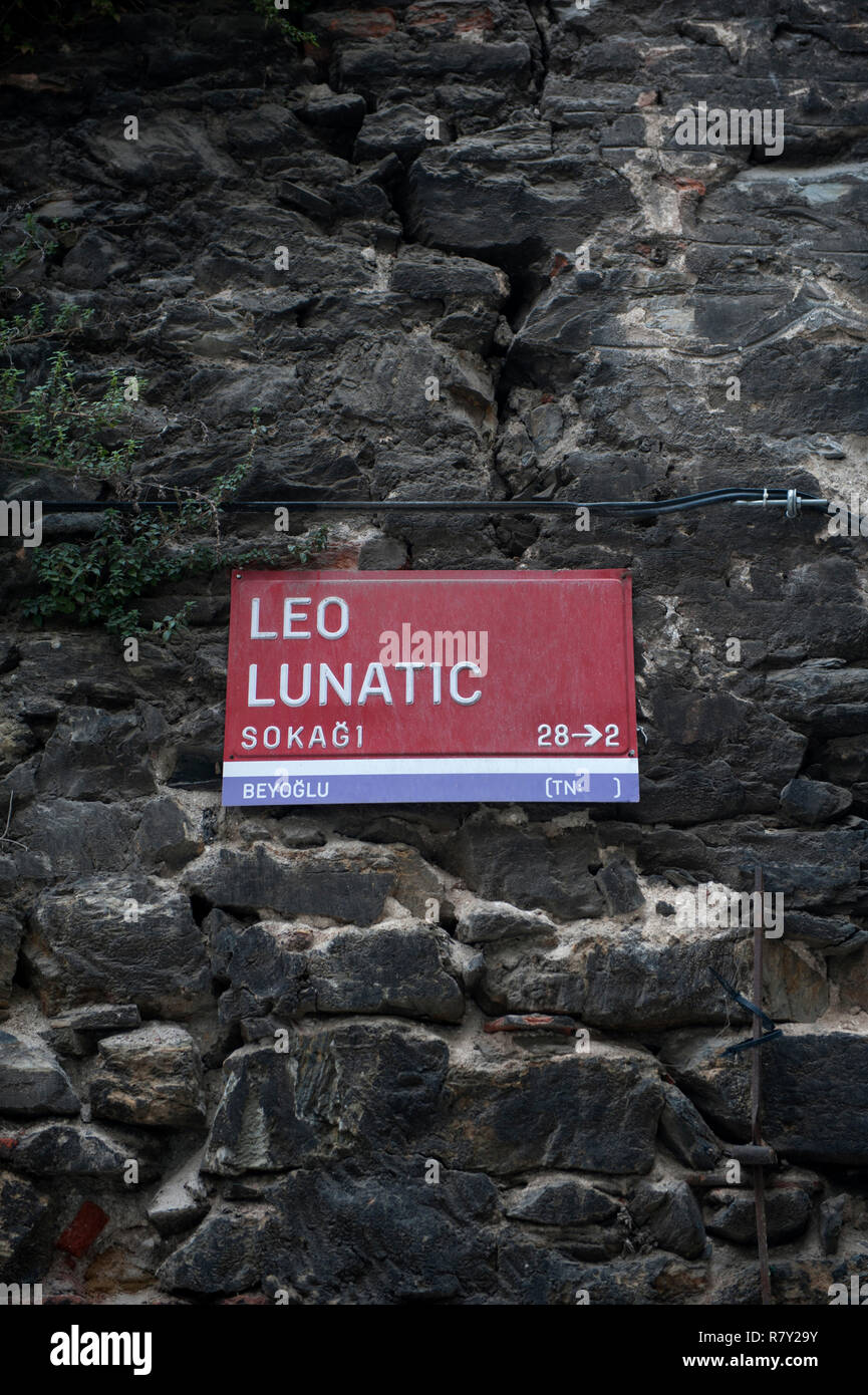 Leo Lunatic Street Sign in Istanbul, Turquie. Banque D'Images