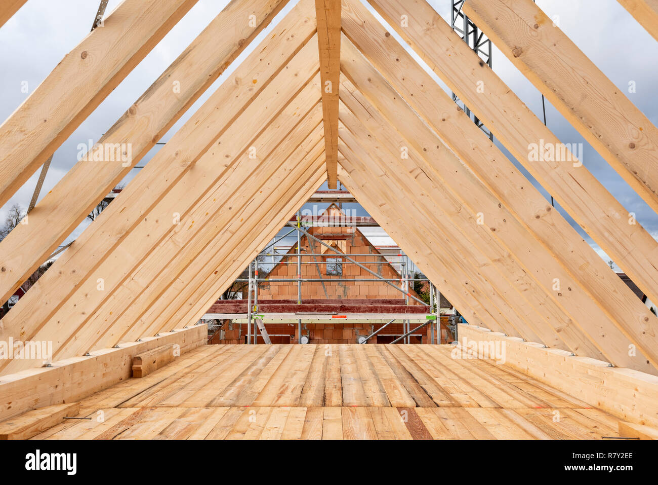 Nouvelle maison en construction avec un toit en bois Banque D'Images