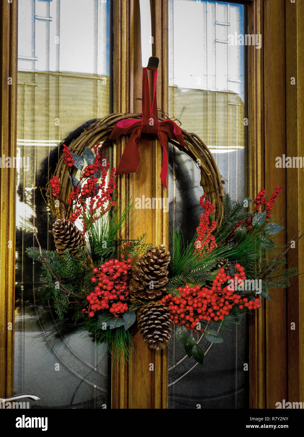 Libre d'une couronne de porte de Noël sur la porte de la chambre d'un de Sheffield, South Yorkshire, Angleterre Banque D'Images