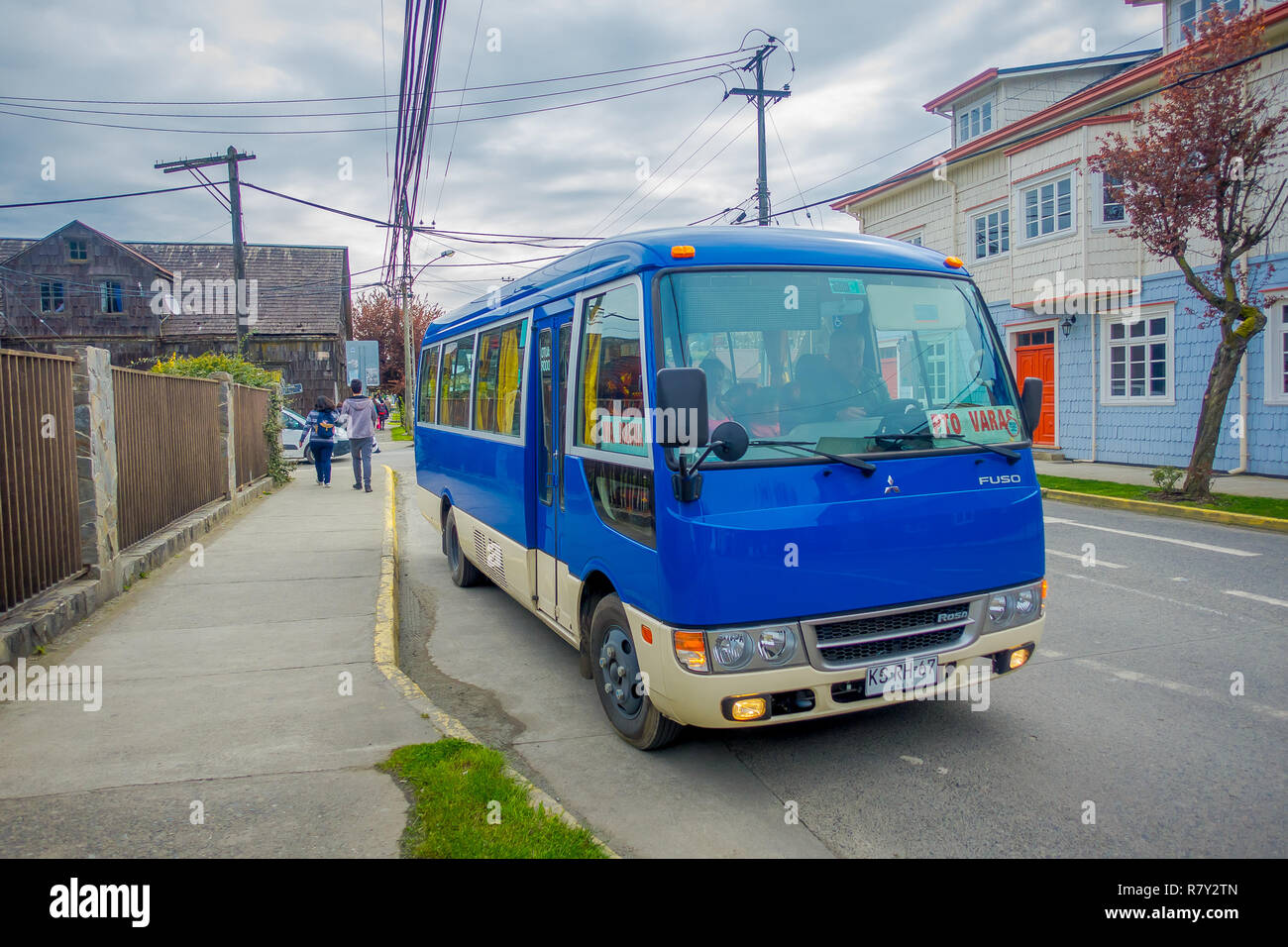 PUERTO VARAS, CHILI, septembre, 23, 2018 : vue extérieure de blue bus garés à un côté de la rue surrrounded de bâtiments en bois à jour nuageux à Puerto Varas au Chili Banque D'Images