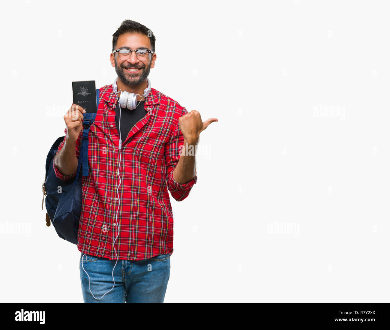 Adult hispanic man holding étudiant passeport d'Australie sur fond isolé et de pointage montrant avec le pouce jusqu'à la côte avec happy face smili Banque D'Images