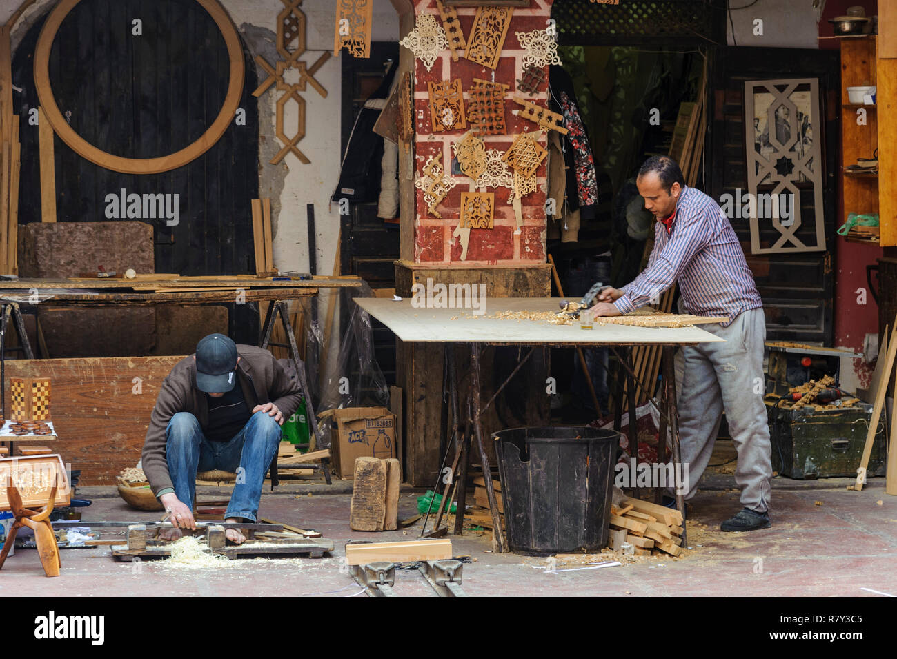 05-03-15, Marrakech, Maroc. Scène de rue dans le souk, dans la médina. Menuisiers, artisans au travail. Photo : © Simon GrossetPhoto : © Simon Grosset Banque D'Images