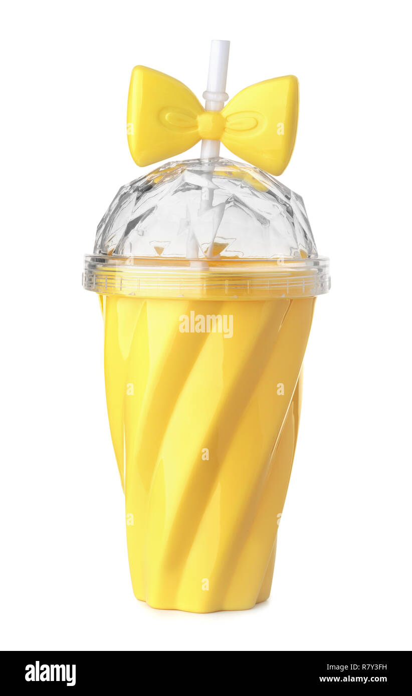 Tasse en plastique réutilisables jaune avec couvercle et paille isolated on white Banque D'Images