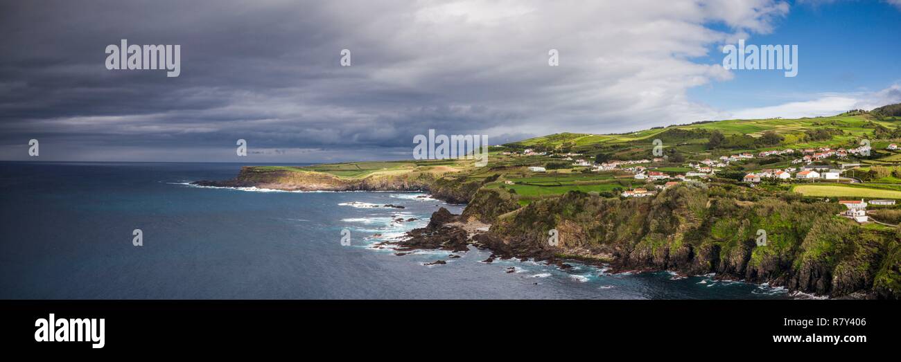 Le Portugal, Açores, l'île de Terceira, Quatro Ribeiras, elevated view de Baia das Quatro Ribeiras bay Banque D'Images