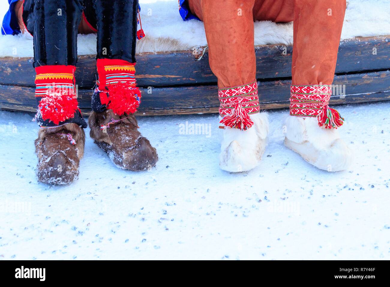 La Suède, la Laponie, région classée au Patrimoine Mondial de l'UNESCO,  comté de Norrbotten, cuir et peau de renne chaussons accompagnant le costume  traditionnel Sami Sami au marché depuis le 17ème siècle