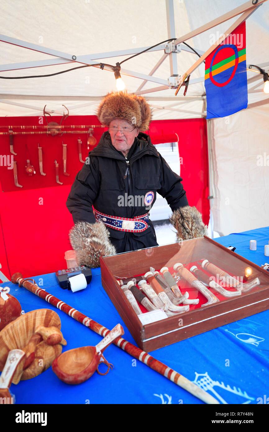 La Suède, la Laponie, région classée au Patrimoine Mondial de l'UNESCO, comté de Norrbotten, Sami et vendeur de couteau bol en bois traditionnel fait à la marché Sami depuis le 17ème siècle à Jokkmokk Banque D'Images