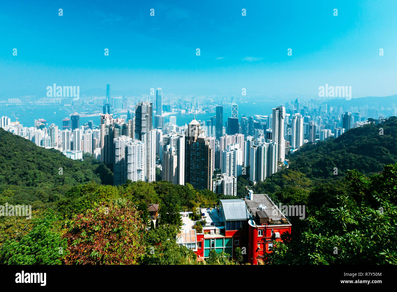 Titre horizon de Hong Kong sur le Pic Victoria pendant la mi journée ensoleillée Banque D'Images