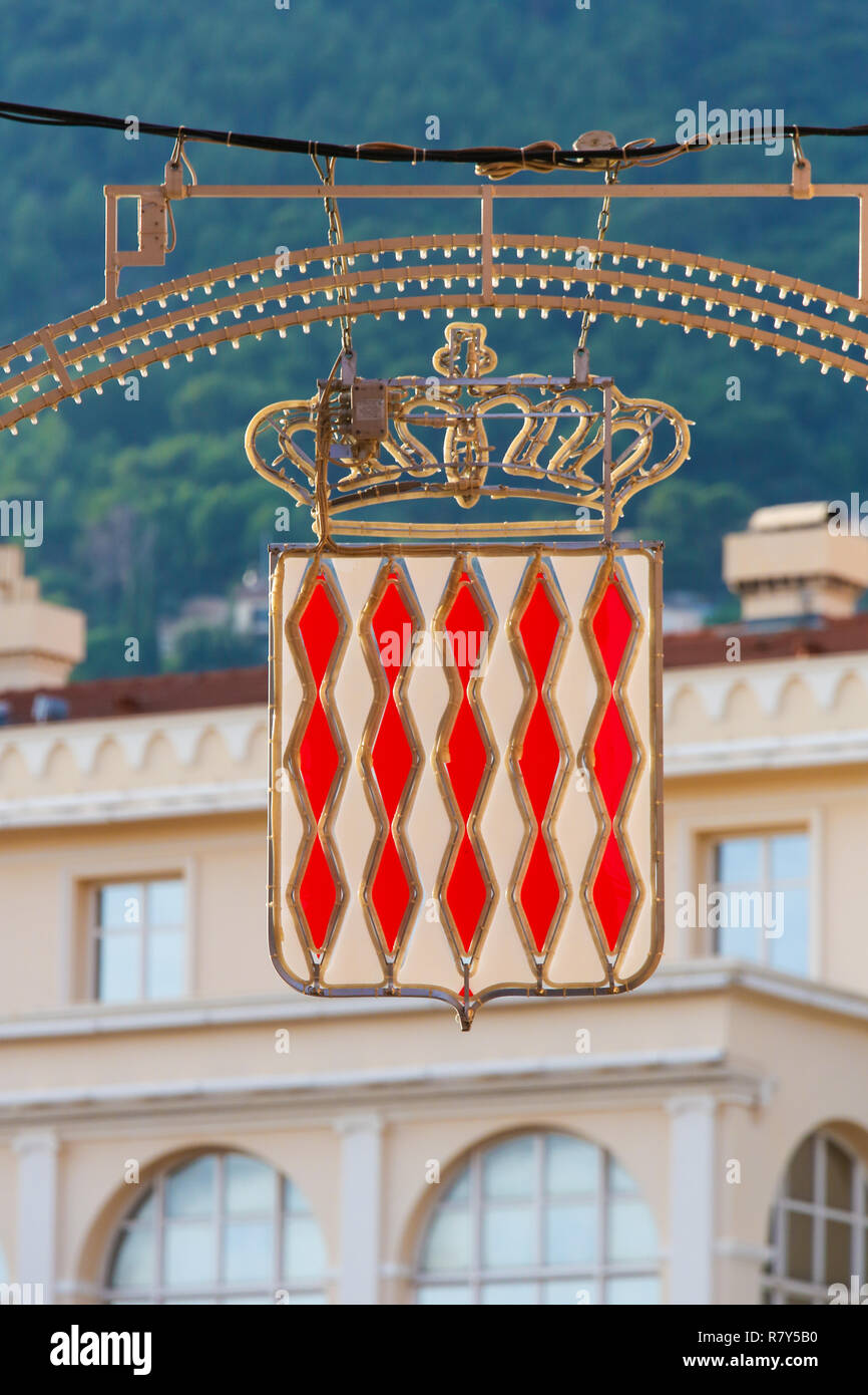 Armoiries de Monaco dans une rue historique de Monaco Ville, sur le rocher au-dessus de la Méditerranée. Banque D'Images