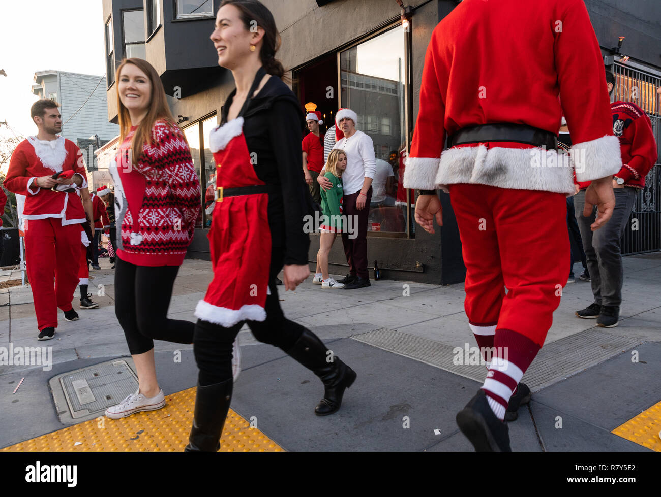 Fêtards à San Francisco habillé en père Noël/Christmas costumes pour le SantaCon annuel pub crawl. Banque D'Images