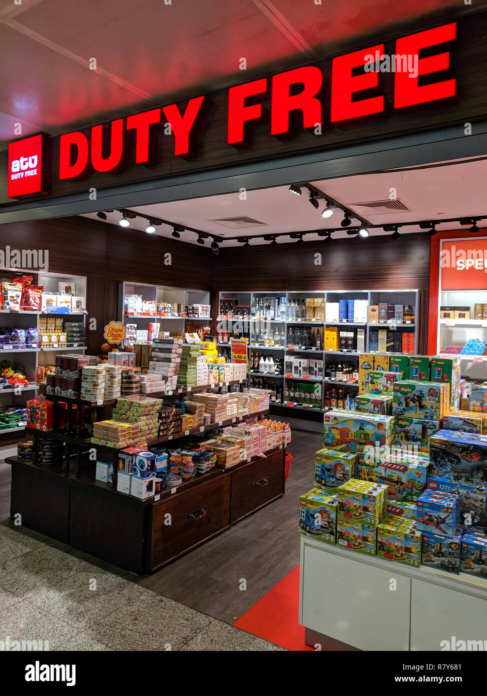Duty free shop istanbul airport Banque de photographies et d’images à haute résolution Alamy