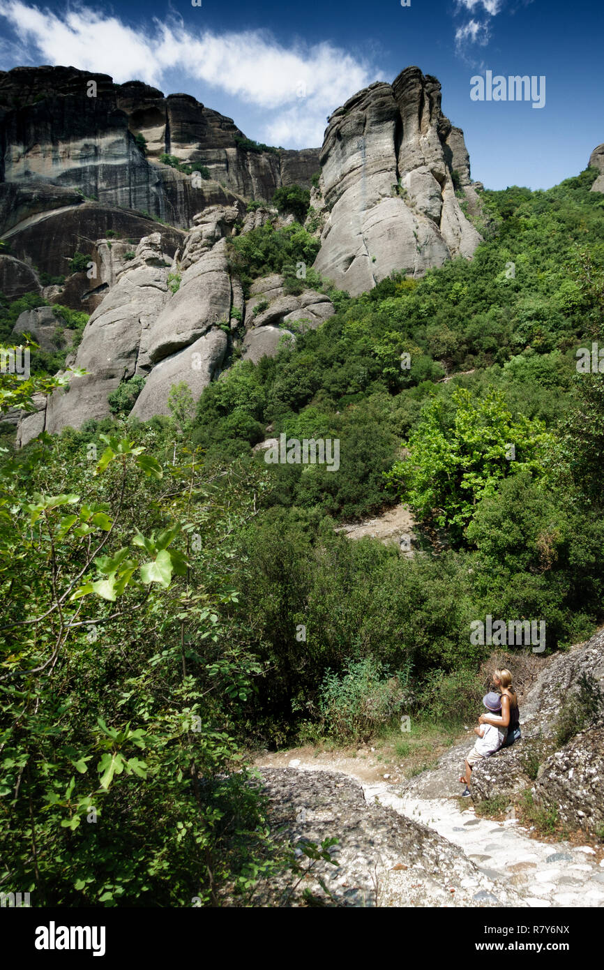 Mère avec fils à la falaise à Banque D'Images