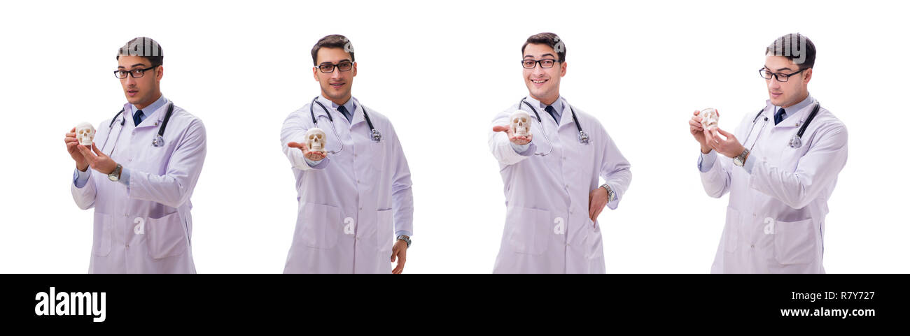 Jeune homme médecin avec squelette isolated on white Banque D'Images