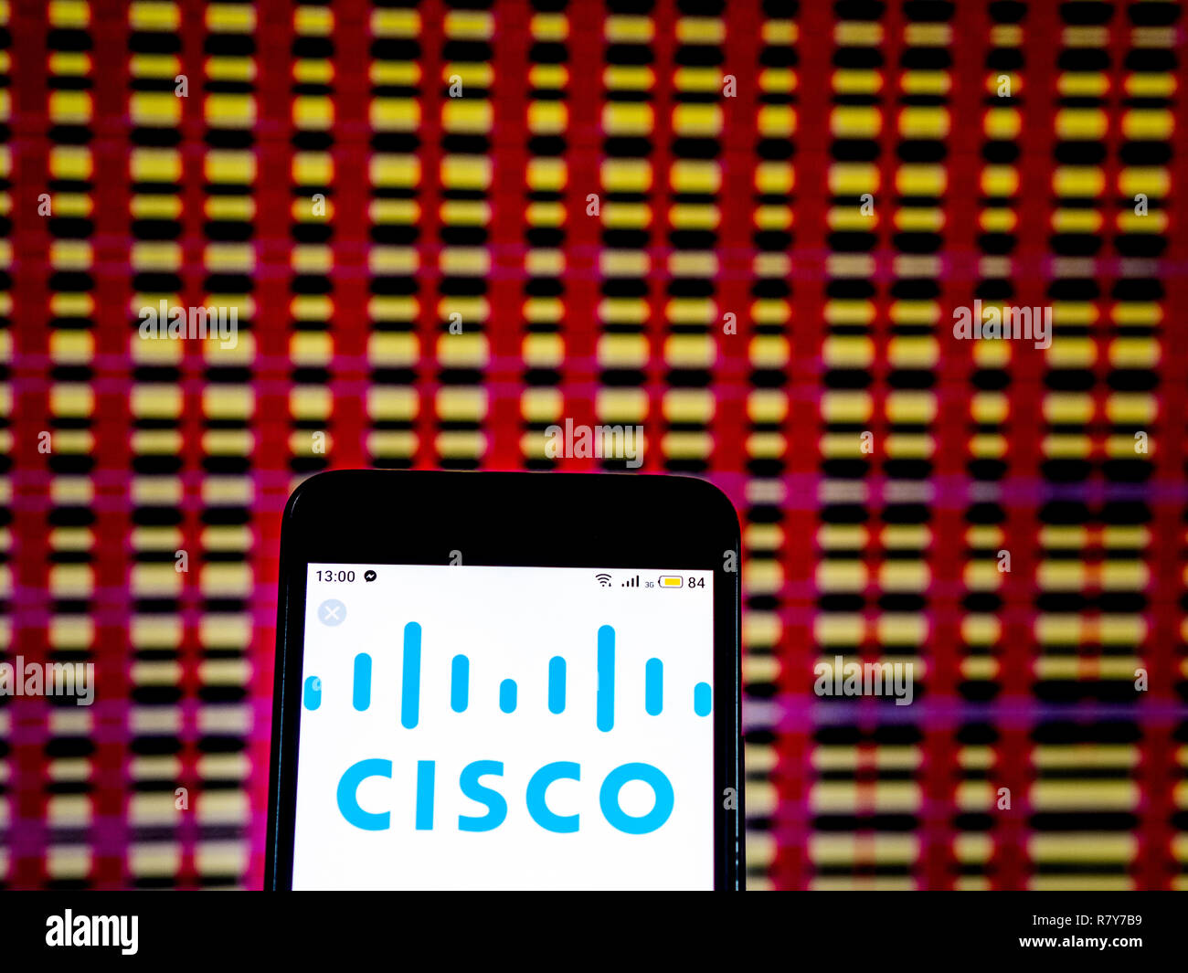 Matériel réseau Cisco Systems logo de l'entreprise vu affichée sur téléphone intelligent. Banque D'Images