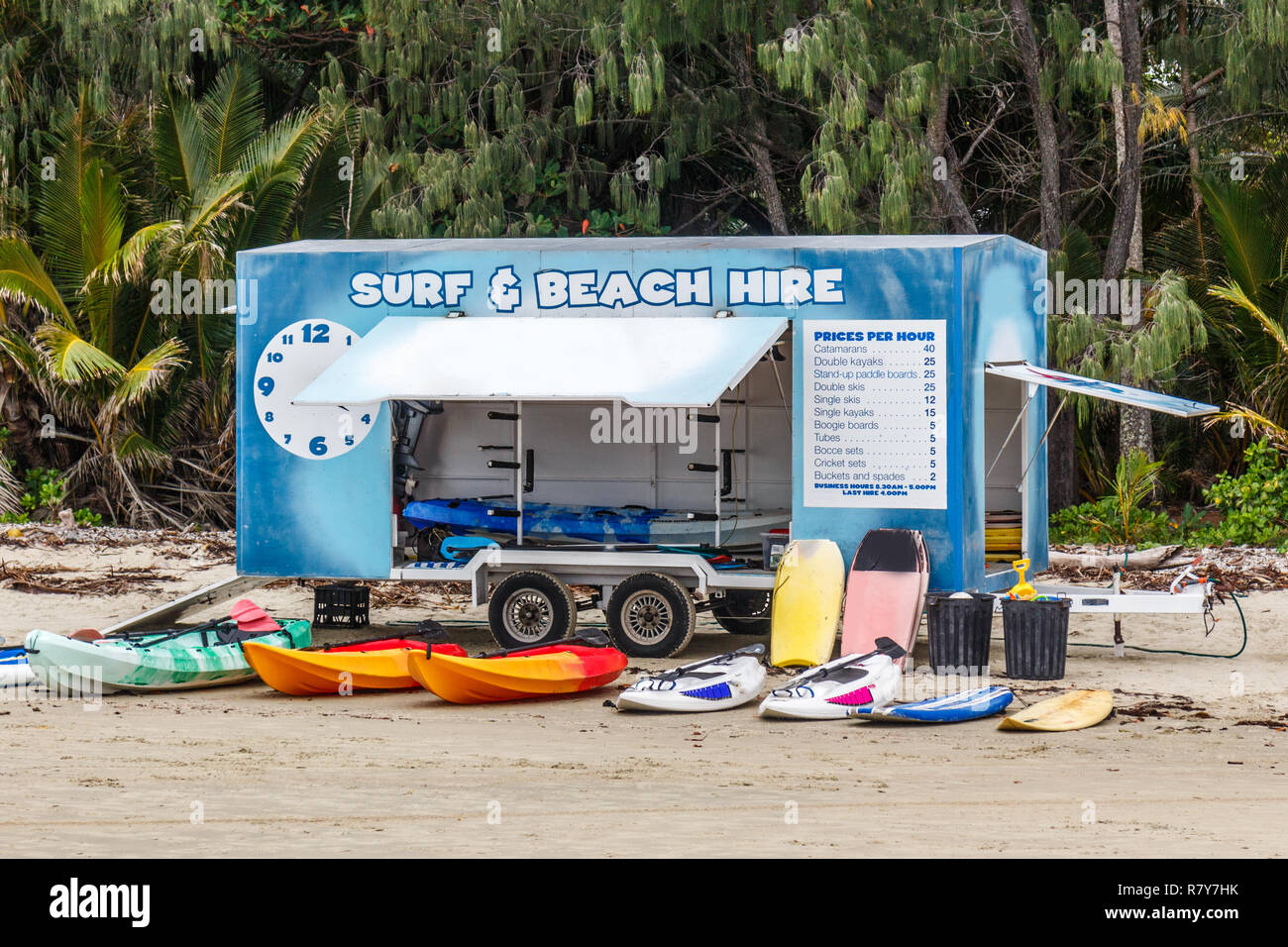 Location de matériel de plage et de surf à partir d'une remorque mobile, Port Douglas, Queensland, Australie Banque D'Images