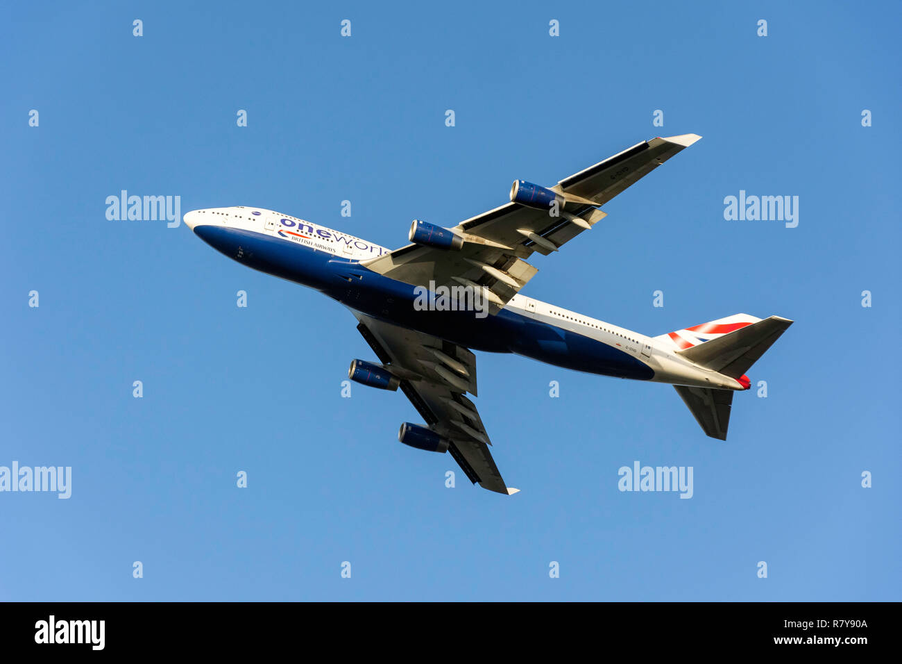 (British Airways Boeing 747-436) Un Seul Monde avions qui décollent de l'aéroport de Heathrow, Londres, Angleterre, Royaume-Uni Banque D'Images